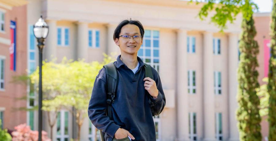 保罗阮, 十大玩彩信誉平台工程和音乐专业的学生, 他本科期间在蛋白质生物物理学方面的研究获得了2024年戈德华特奖学金.
